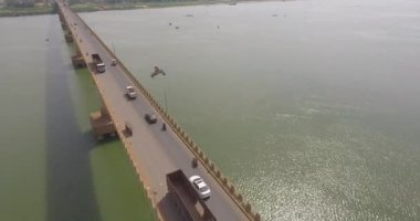 bir nehir üzerinde hava kaydırma atış yol geçiş araçların köprü