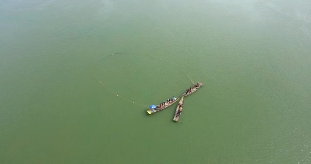 在小船渔民的空中静态视图一起举一个大网出水 — 图库视频影像