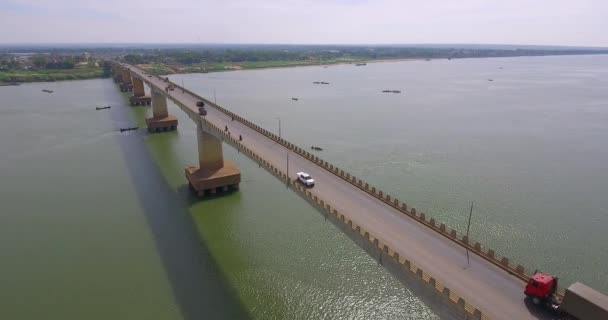 Vista Aérea Estática Los Vehículos Que Cruzan Puente Sobre Río — Vídeos de Stock