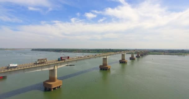 Повітряний Безпілотник Постріл Транспортних Засобів Перетинають Дорожній Міст Через Річку — стокове відео
