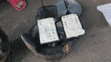  aşırı yakın kadar geleneksel pişirme sıcak gözleme eski kullanarak waffle demir kömür (sokakta üzerinde moda )