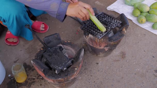 Hamur Eski Moda Tost Makinesi Koyarak Bir Satıcının Yakın Çekim — Stok video