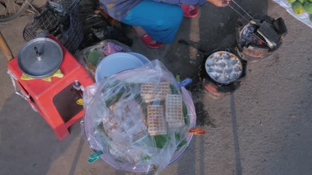 Vendedor Tomando Gofres Cocidos Antigua Plancha Gofres Poniendo Pequeño Puesto — Vídeos de Stock