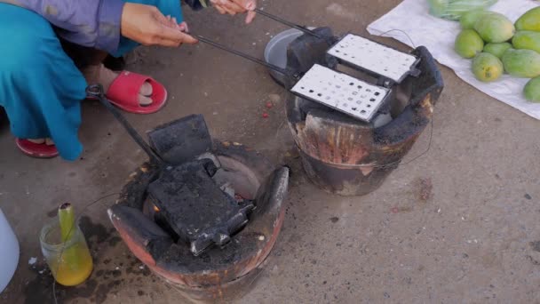 传统烹饪热华夫饼的过程中使用老式华夫饼铁在木炭 时间推移 — 图库视频影像
