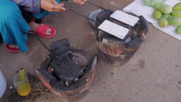 Processo Cozimento Tradicional Waffles Quentes Usando Ferro Waffles Antiquado Sobre — Vídeo de Stock