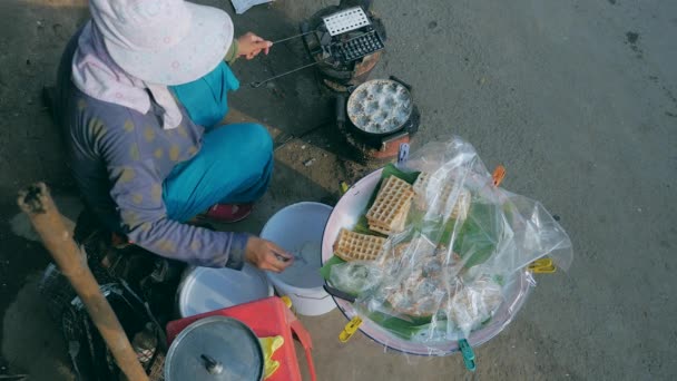 昔ながらのワッフル 上面に生地を入れてベンダー — ストック動画