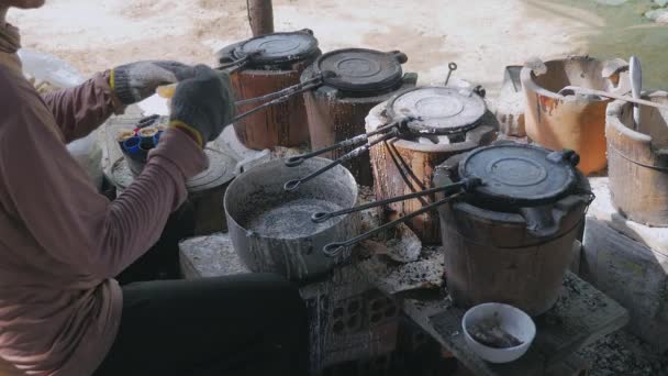 Prozess Des Traditionellen Kochens Waffelkegel Mit Altmodischen Waffelkegel Eisen Close — Stockvideo