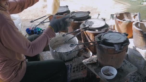 Processen Traditionell Matlagning Våffla Kottar Med Gammaldags Våffla Koner Järn — Stockvideo