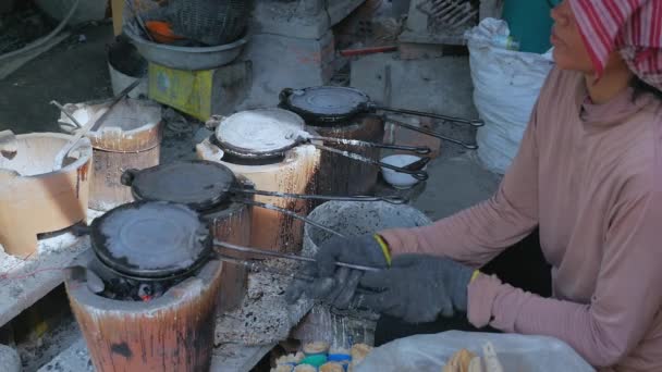 传统烹饪华夫饼锥的过程中使用老式华夫饼锥铁 — 图库视频影像