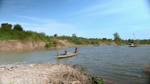 Pescador Remando Una Canoa Dugout Lago Casa Flotante Con Red — Vídeo de stock