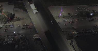 Hava dikey seyir gece şehirde köprüyü geçtikten araç üzerinde geri çevirdi 