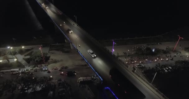 Drone Aerial Strzał Niskie Przelatują Nad Pojazdów Przekraczających Most Mieście — Wideo stockowe