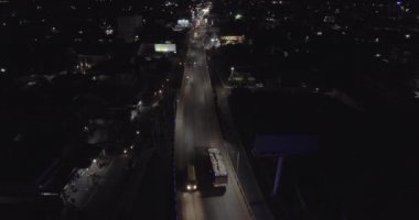 Hava dron vurdu: geri gece şehirde köprüyü geçtikten araç üzerinde sinek