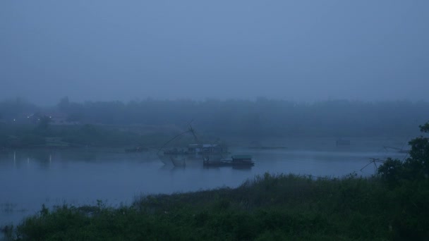 早朝の霧の川の水から中国漁網を持ち上げて漁師にリバーサイド ビュー — ストック動画