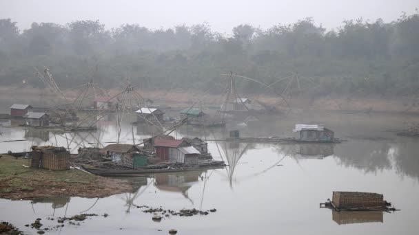Hausboote Chinesische Fischernetze Und Bambusfischkisten Auf Dem Fluss Morgennebel — Stockvideo
