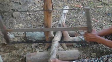 Bir parça odun kesen bir kadına yaklaş. 