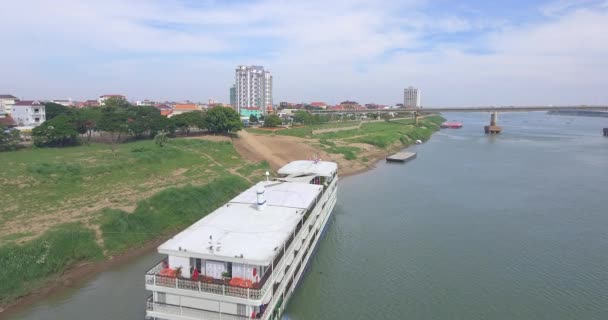 Tiro Drone Aéreo Voar Baixo Sobre Navio Cruzeiro Atracado Borda — Vídeo de Stock