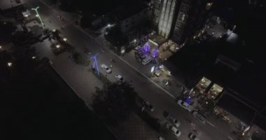 Geceleri sokakta acele saat trafik üzerinden bakıyor