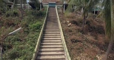 Üstünde belgili tanımlık tepe pagoda için yukarı merdiven yolundan yükselen