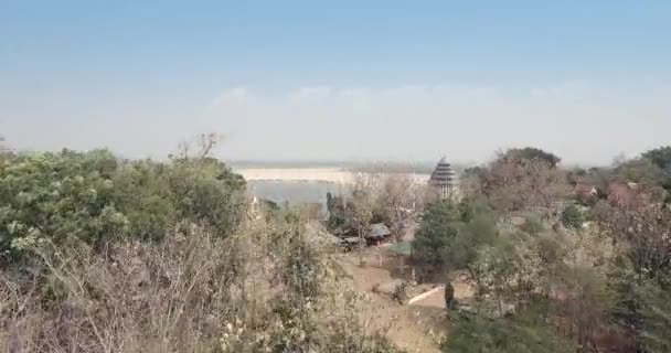 Πυροβόλησε Τον Εναέριο Κηφήνα Πετούν Επάνω Αποκαλύπτοντας Stupas Από Riverside — Αρχείο Βίντεο