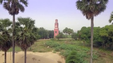 Hava dron vurdu: koloni Fransız watchtower üzerinden uçmak. Bir kasaba ile nehir üzerinde fon olarak köprü