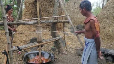Kampong / Kamboçya - 01-10-2018: şeker palm yapma. Ahşaptan yapılmış yayık tür o hızla soğumasını ve kalınlaşmasına başlatmak yardım etmek palm şekeri karıştırın için kullanılır.
