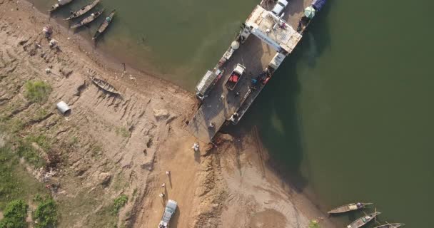 Statische Luchtfoto Motorrijwielen Krijgen Veerboot — Stockvideo