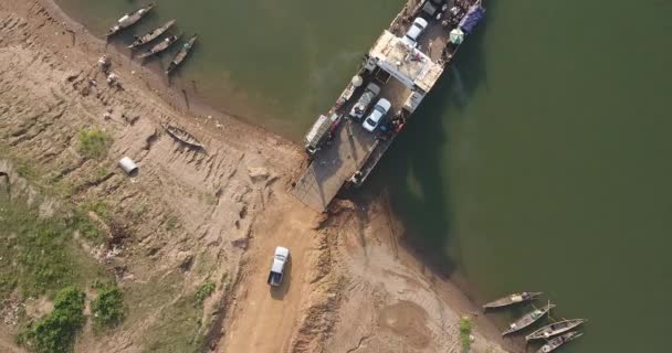 Monter Des Véhicules Des Minifourgonnettes Monter Sur Ferry — Video