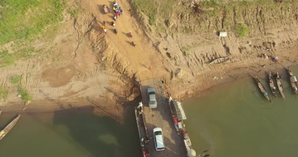 Statische Luchtfoto Van Auto Motoren Rijden Uit Een Veerboot — Stockvideo