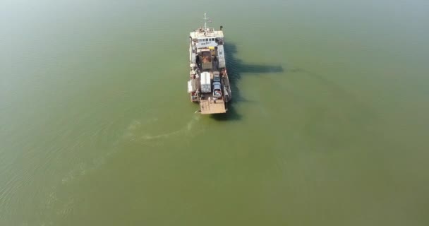 空中无人机在船上拍摄了一架渡船过河 船上有乘客 摩托车和车辆 — 图库视频影像