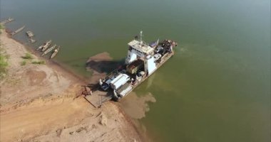 Hava dron bir motosiklet üzerinde feribot tekne ayrılmadan önce Çek