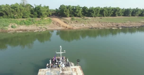 Aerial Static View Ferry Reaching Bank Carrying Passengers Motorcycles Vehicles — Stock Video