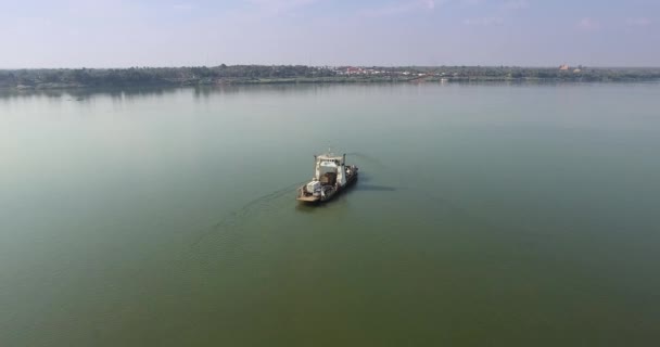 Colpo Aereo Drone Traghetto Attraversato Fiume Con Passeggeri Motocicli Veicoli — Video Stock