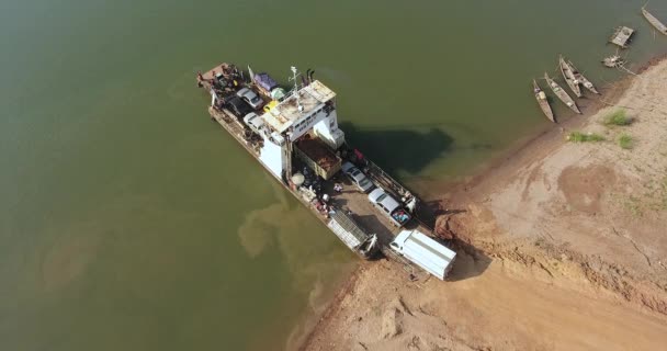 Drone Aéreo Tiro Veículo Entrar Barco Ferry Antes Sair — Vídeo de Stock