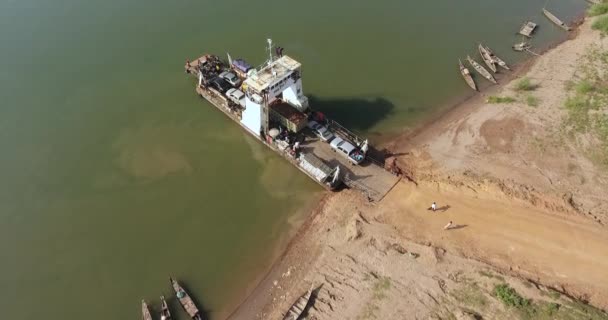 空中无人机射击 飞越停泊在河岸上的渡船 — 图库视频影像