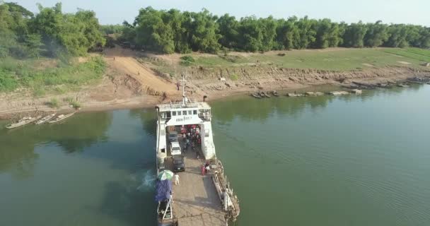 Drone Aerial Strzał Latać Nad Prom Osiągając Banku Przewożących Pasażerów — Wideo stockowe