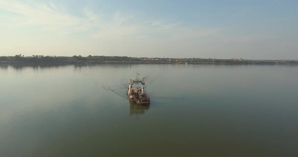 Tilting Aerial Footage Ferry Crossing River Passengers Motorcycles Vehicles Board — Stock Video