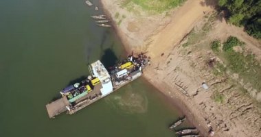 nehir kıyısı ve ayak ve araçlar tekne dışarı getting yolcu ulaşan bir feribot tekne hava statik görünüm 