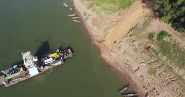 bir feribot ulaşma hava statik görünüm banka taşıma yolcu, motosiklet ve araçlar