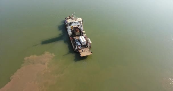 Tiro Drone Aéreo Ferry Que Parte Com Passageiros Motocicletas Veículos — Vídeo de Stock