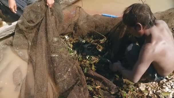 Pescadores Esposa Marido Pegam Peixes Plantas Aquáticas Uma Rede Pesca — Vídeo de Stock