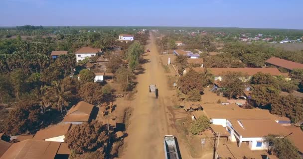 Drone Aérea Tiro Voar Sobre Veículos Estrada Empoeirada Passando Por — Vídeo de Stock