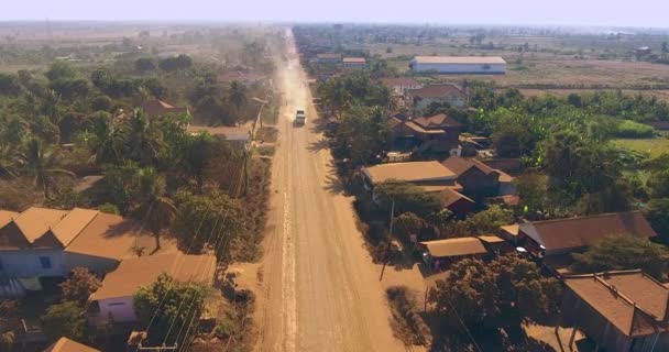 Aerial Drone Shot Volar Nuevo Sobre Camino Polvoriento Camión Que — Vídeos de Stock