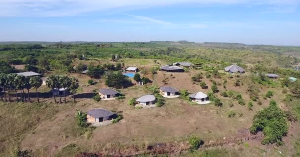 Letecká Dron Zastřelil Letět Nahoru Odhalující Bambus Resort Venkovním Bazénem — Stock video