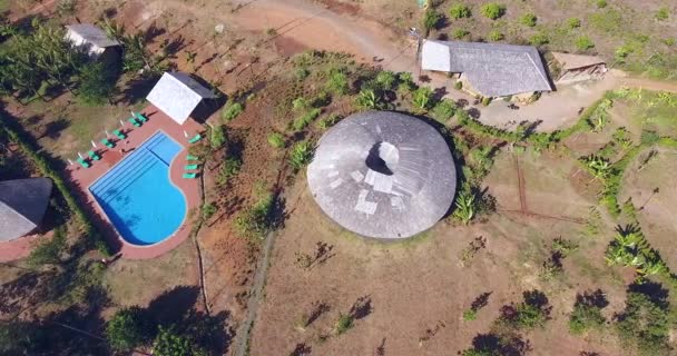 Tiro Avión Tripulado Complejo Bambú Con Una Piscina Aire Libre — Video de stock gratis