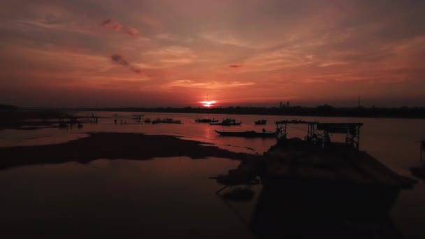 Drone View Fly Silhouette Fishing Boats People Swimming Riverbank Cloudy — Stock Video