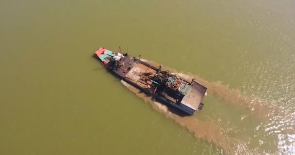 Luftaufnahme Eines Baggerbootes Auf Dem Fluss Das Sand Aus Dem — Stockvideo