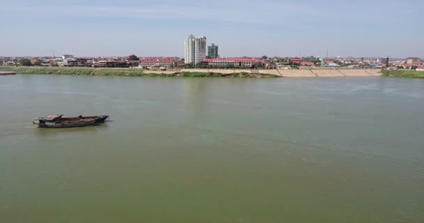 Inclinando Velhas Barcaças Dragagem Lado Lado Descendo Rio — Vídeo de Stock