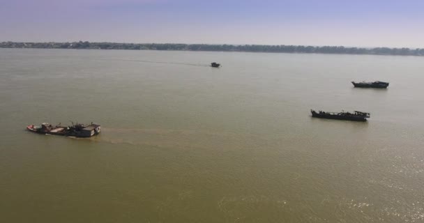 浚渫船川河床の砂をポンプでの静的な空撮 — ストック動画