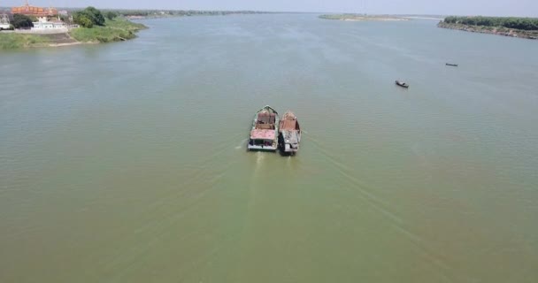 Inclinazione Vecchie Chiatte Dragaggio Fianco Fianco Scendendo Fiume — Video Stock